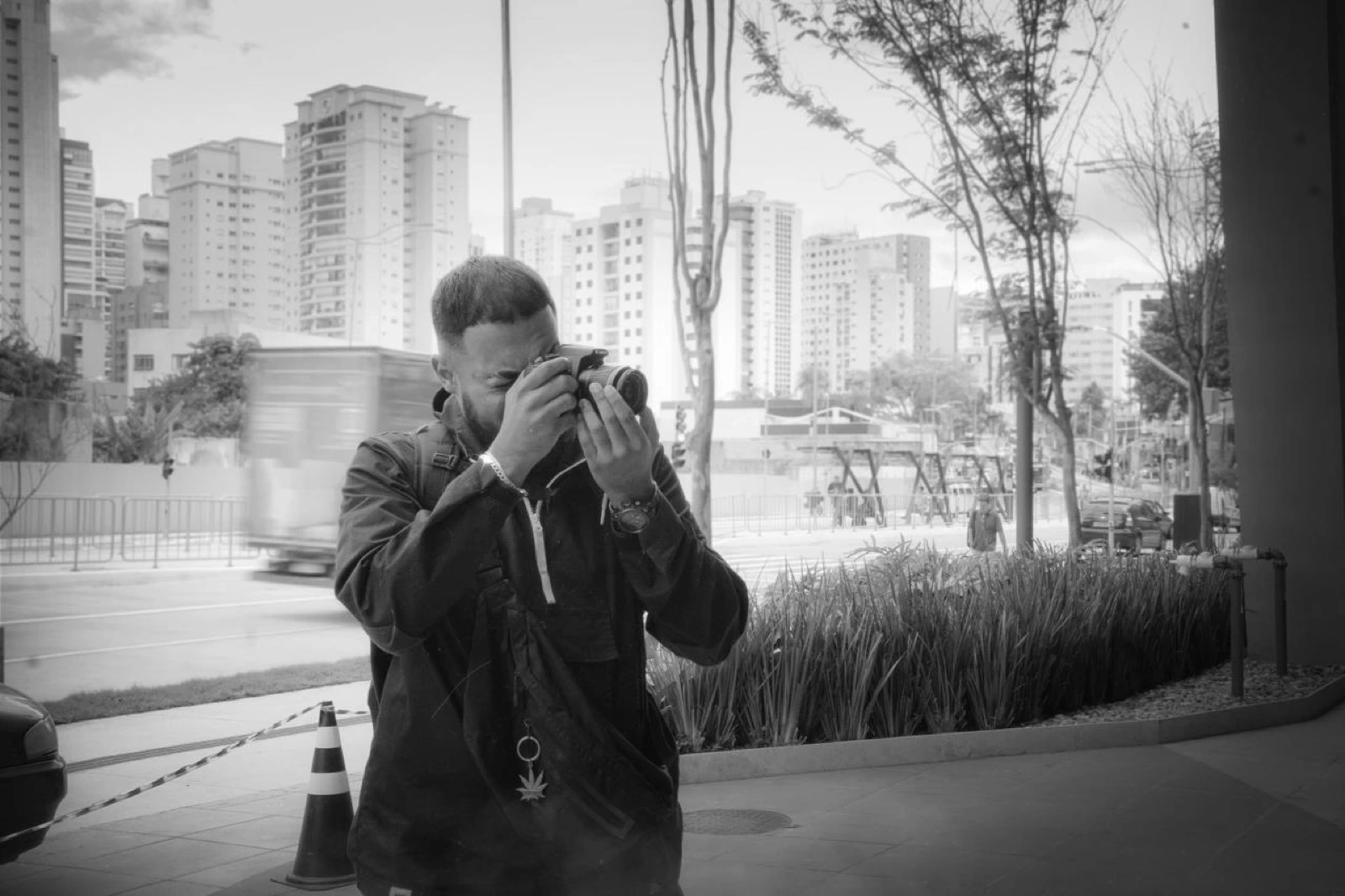 Gustavo fotografando nas ruas de São Paulo