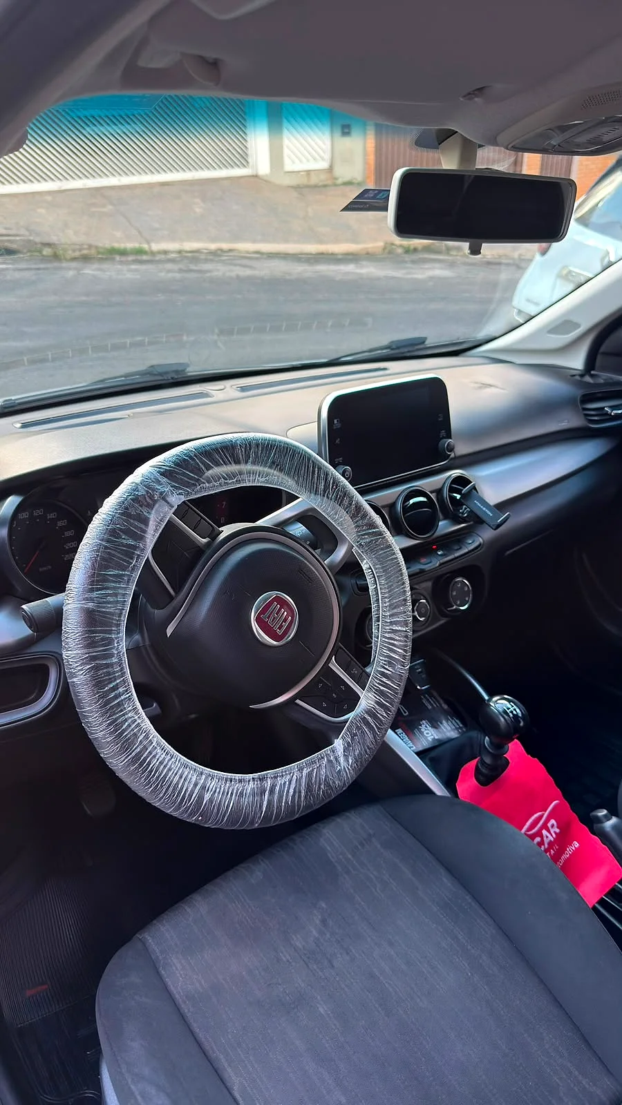Volante protegido com capa plástica antes do início do serviço